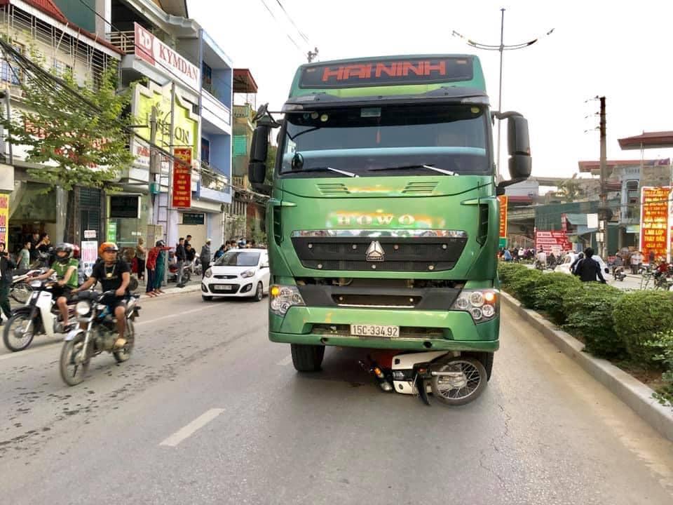 Chiếc xe máy của nạn nhân xấu số bị cuốn vào gầm xe bồn