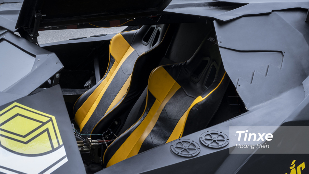 Ghế l&aacute;i b&ecirc;n trong chiếc Bat Mobile made in Vietnam cũng l&agrave; loại ghế thể thao được một người bạn của Đắc Chung t&agrave;i trợ.