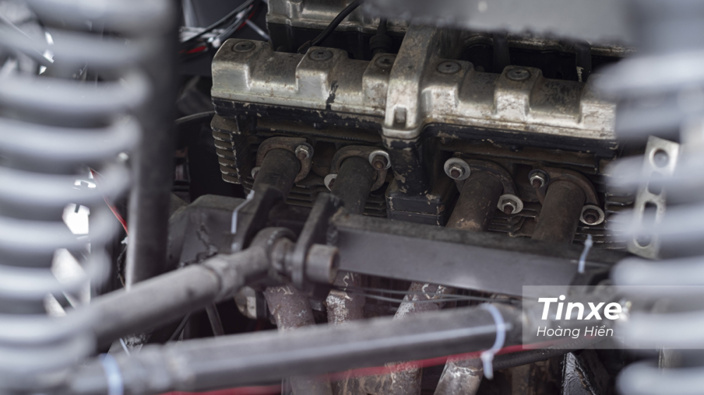 Khối động cơ 400cc được lấy ra từ một chiếc xe ph&acirc;n khối lớn Yamaha.