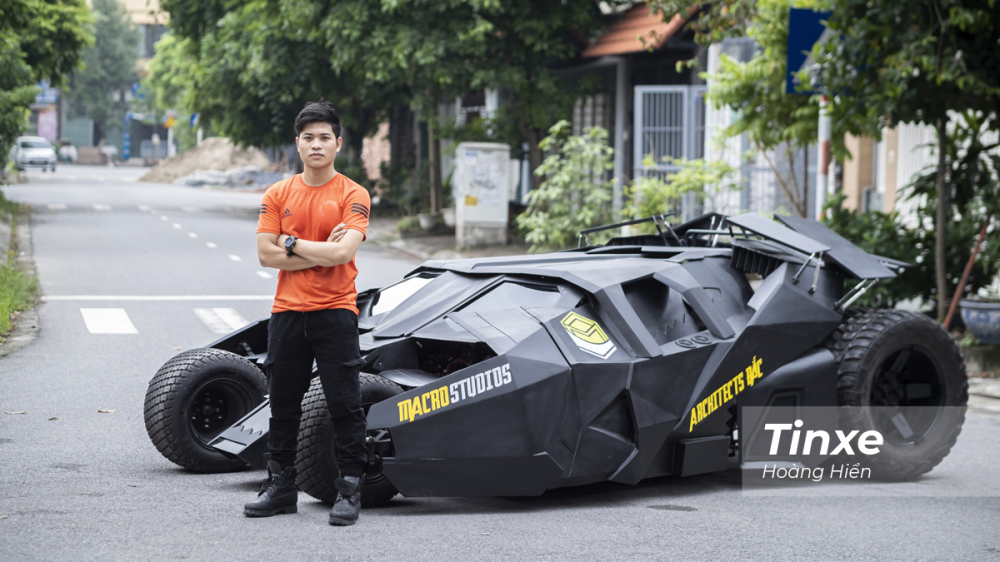 Ch&agrave;ng sinh vi&ecirc;n Nguyễn Đắc Chung sinh năm 1998 b&ecirc;n chiếc xe Bat Mobile made in Vietnam của m&igrave;nh.