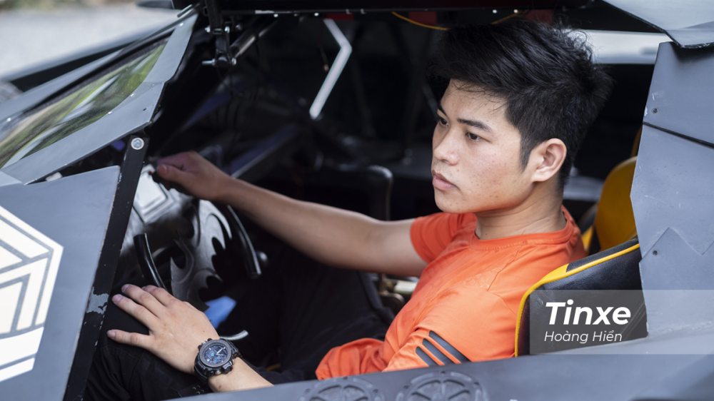 Chiếc Bat Mobile l&agrave; đam m&ecirc; của Nguyễn Đắc Chung v&agrave; cậu đ&atilde; hiện thực ho&aacute; n&oacute;.