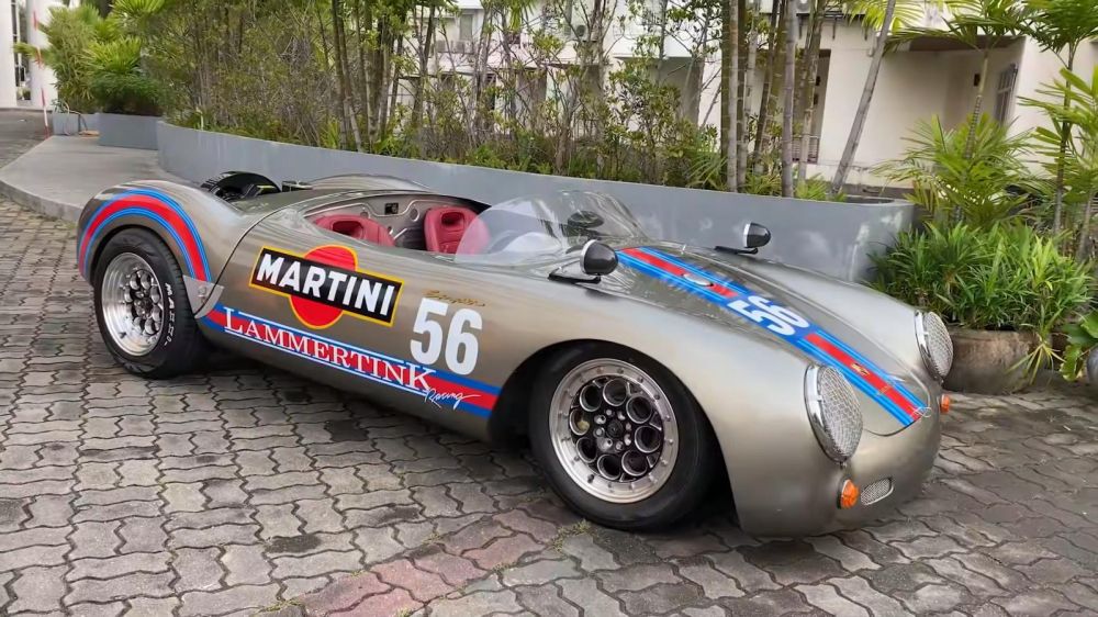 Ng&ocirc;i sao người Th&aacute;i c&ograve;n sở hữu một chiếc&nbsp;Porsche 550 Spyder nh&aacute;i