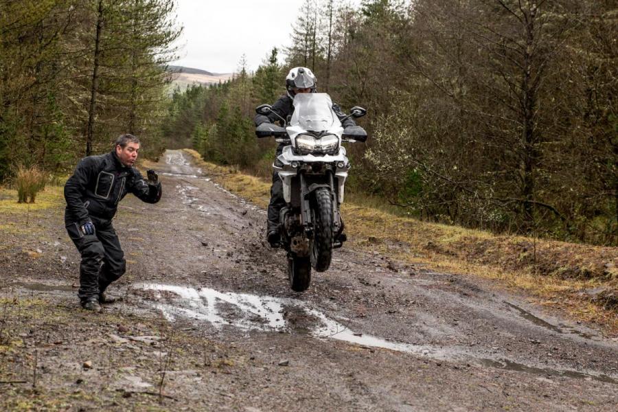 Điều chỉnh hướng mắt nhìn đường khi đi off-road cho phù hợp