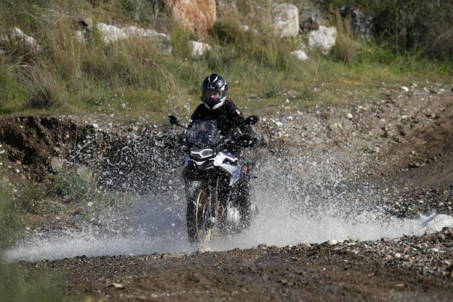 Không nên xì hơi lốp xe khi off-road với xe Adventure