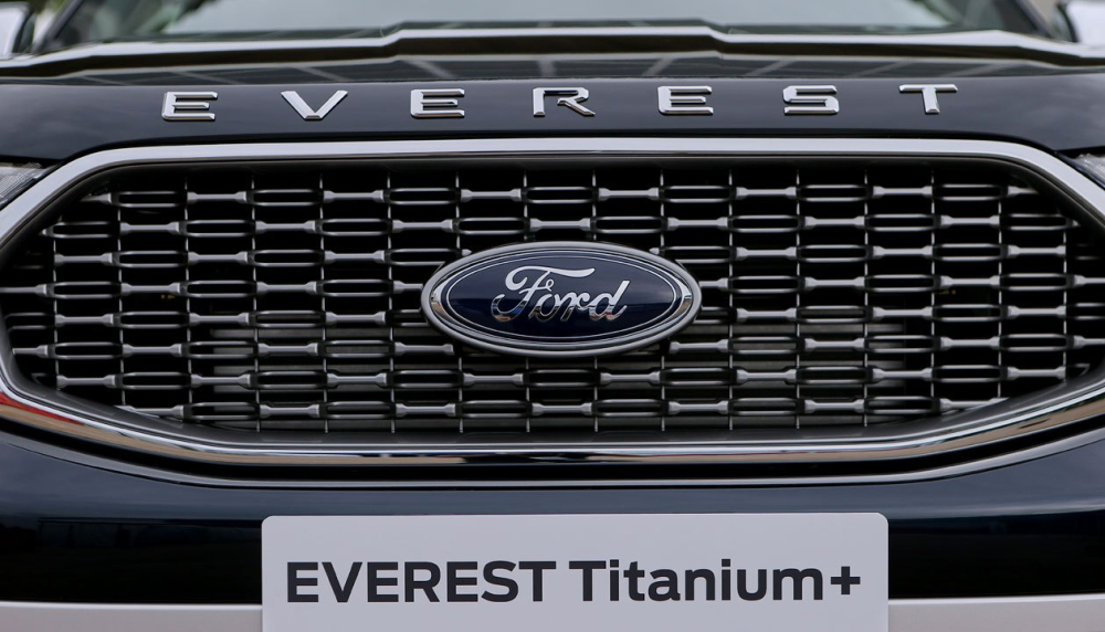 Cận cảnh lưới tản nhiệt mới và tem chữ nổi trên nắp ca-pô của Ford Everest 2021