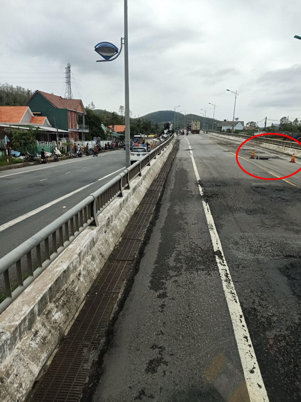 Ổ gà đang sửa trên cầu vượt đường sắt Sa Huỳnh