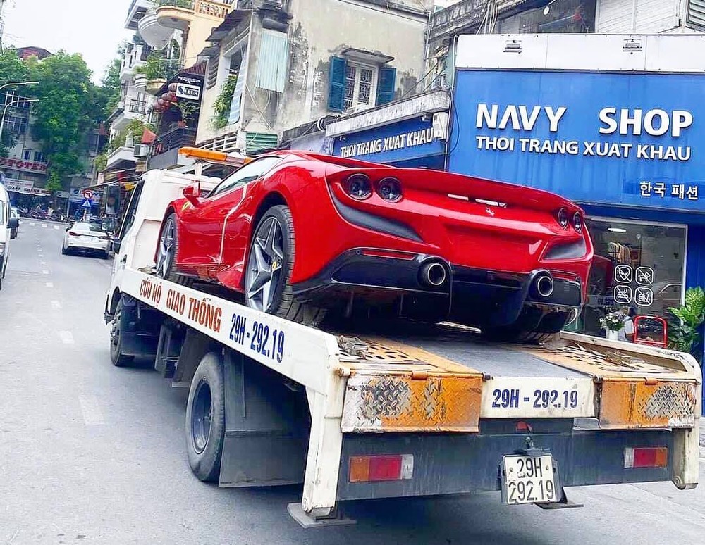 Ferrari F8 thứ 3 về Việt Nam cũng l&agrave; xe mui trần nhưng c&oacute; m&agrave;u sơn đỏ
