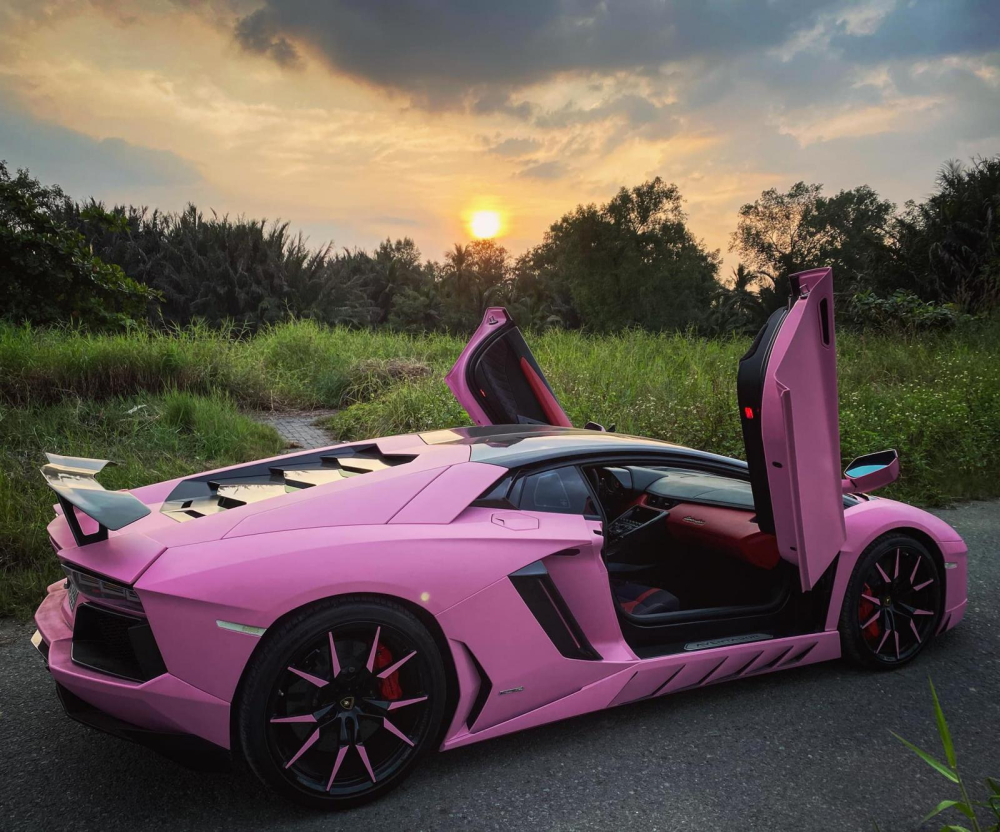 Nội thất chiếc siêu xe Lamborghini Aventador LP700-4 mới thay áo màu hồng có màu đỏ-đen Nội thất chiếc siêu xe Lamborghini Aventador LP700-4 mới thay áo màu hồng có màu đỏ-đen