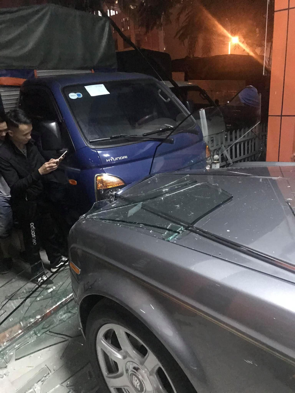 Mảnh vỡ cửa kính bắn vào chiếc Rolls-Royce Phantom gây thiệt hại không nhỏ