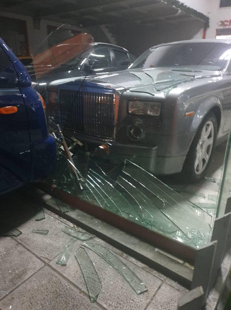 Hiện trường vụ xe tải tông cửa kính showroom xe sang có trưng bày Rolls-Royce Phantom ở Hà Nội