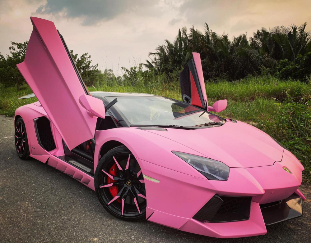 Cận cảnh vẻ đẹp của chiếc siêu xe Lamborghini Aventador LP700-4 màu hồng đậm mới được nữ chủ nhân cho thay áo Cận cảnh vẻ đẹp của chiếc siêu xe Lamborghini Aventador LP700-4 màu hồng đậm mới được nữ chủ nhân cho thay áo