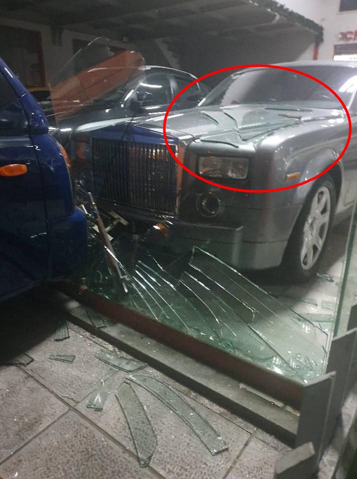 Tài xế đạp nhầm chân ga khiến xe tải tông vỡ cửa kính showroom xe sang có trưng bày Rolls-Royce Phantom đắt tiền