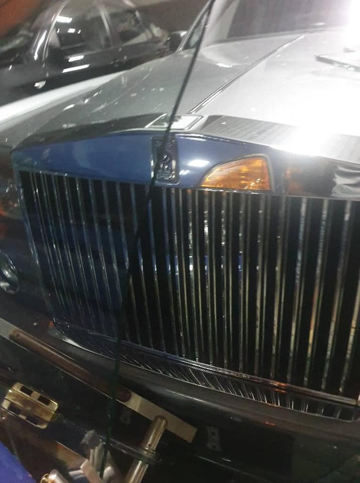 Tay nắm cửa rơi xuống và trúng vào chiếc xe siêu sang Rolls-Royce Phantom