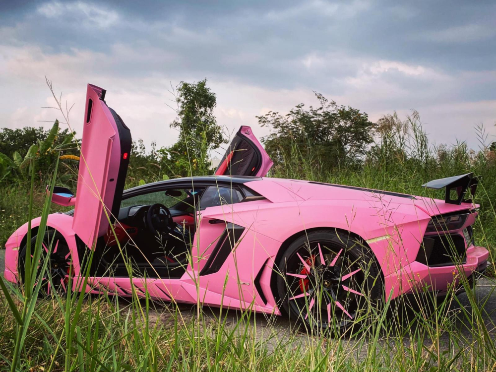 Chiếc Lamborghini Aventador LP700-4 mới thay áo màu hồng đậm còn có bản độ body kit carbon của Novitec Chiếc Lamborghini Aventador LP700-4 mới thay áo màu hồng đậm còn có bản độ body kit carbon của Novitec