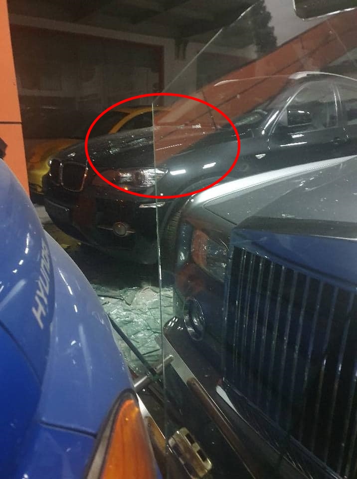 Chiếc xe BMW X6 được cho bị thiệt hại nặng khi vỡ một góc kính chắn gió và trầy sơn
