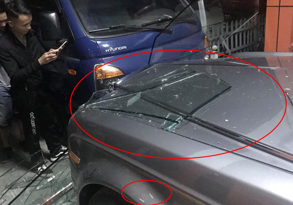 Hình ảnh này cho thấy rõ thiệt hại của chiếc xe siêu sang Rolls-Royce Phantom