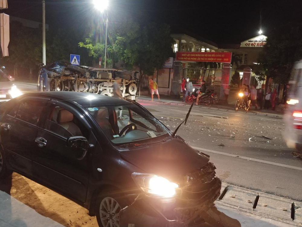 Hiện trường vụ tai nạn giao th&ocirc;ng giữa Toyota Vios với xe tải v&agrave;o khuya qua khiến 2 người bị thương