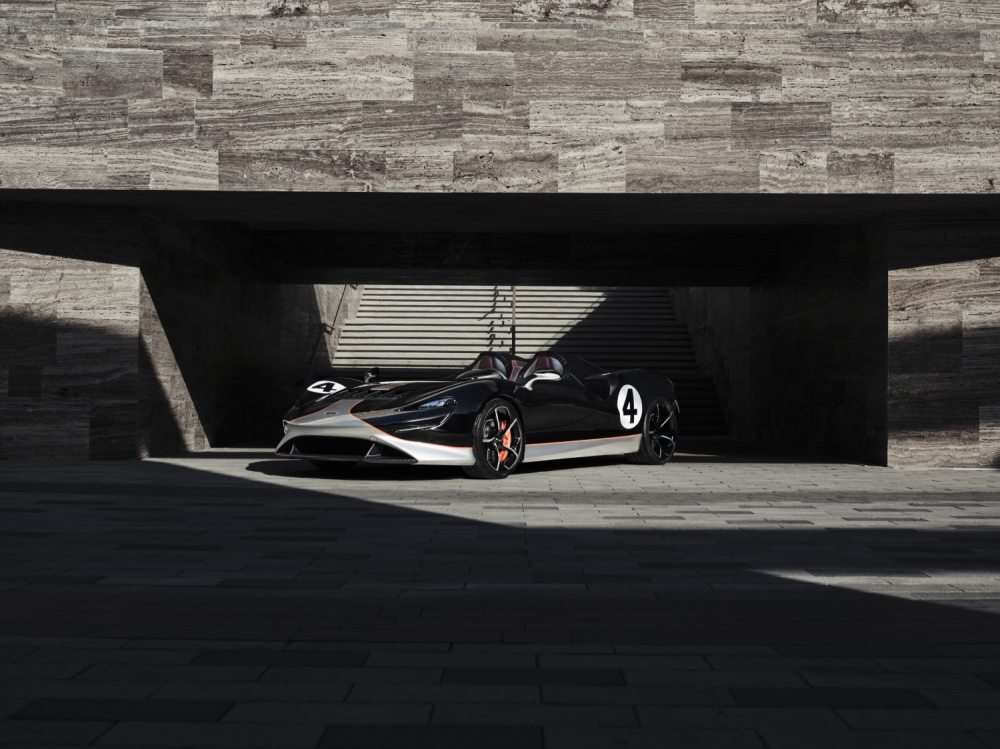 McLaren Elva đầu tiên đến Dubai được hoàn thành bộ áo hai tông màu là trắng và đen
