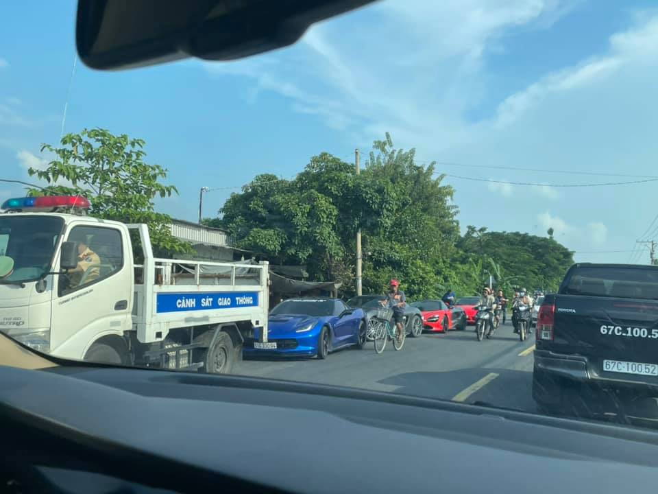 Đo&agrave;n si&ecirc;u xe bị CSGT tỉnh An Giang ra hiệu lệnh dừng để kiểm tra