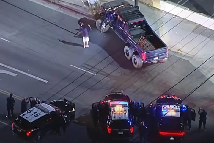 T&ecirc;n trộm l&aacute;i chiếc Ford F-550 xuống xe v&agrave; đầu h&agrave;ng cảnh s&aacute;t