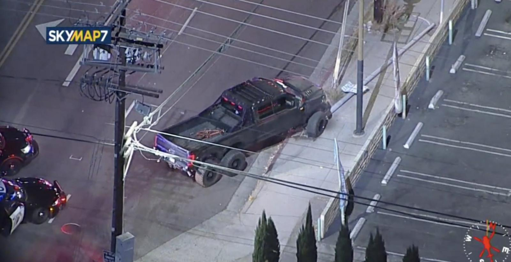 Chiếc xe b&aacute;n tải 6 b&aacute;nh t&ocirc;ng v&agrave;o cột đ&egrave;n rồi dừng lại