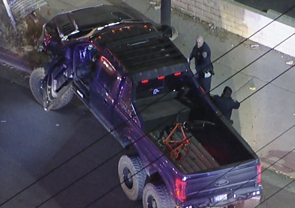 Chiếc Ford F-550 độ đ&atilde; bị hư hỏng phần đầu xe