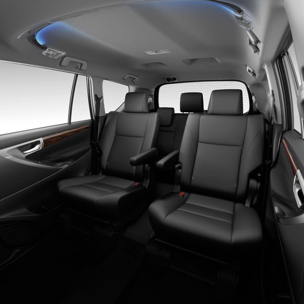 Ghế thương gia nằm độc lập ở hàng ghế giữa của Toyota Innova Crysta Premium 2020 tại Thái Lan