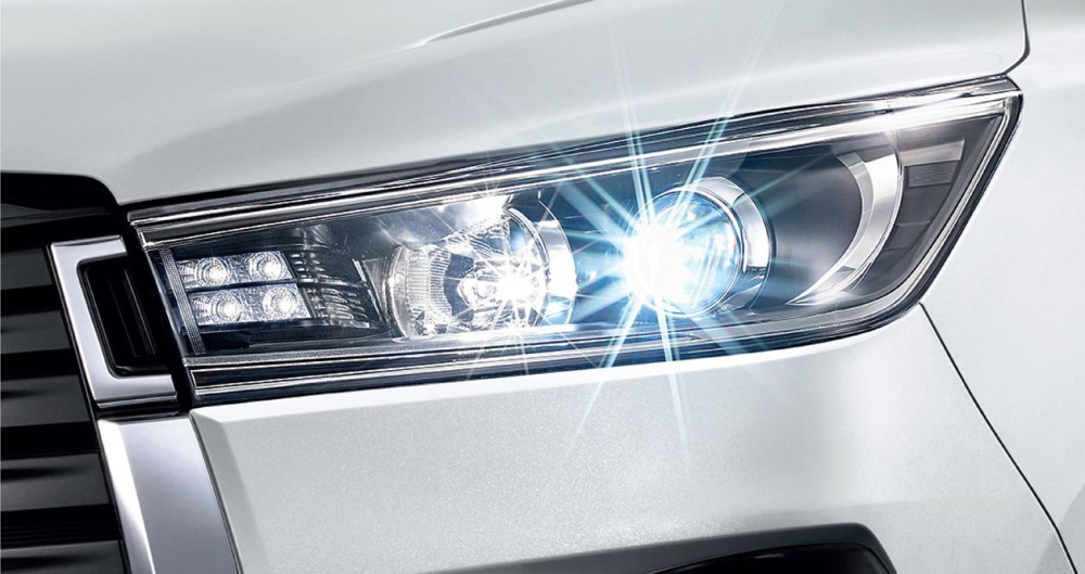 Đèn pha LED của Toyota Innova Crysta Premium 2020
