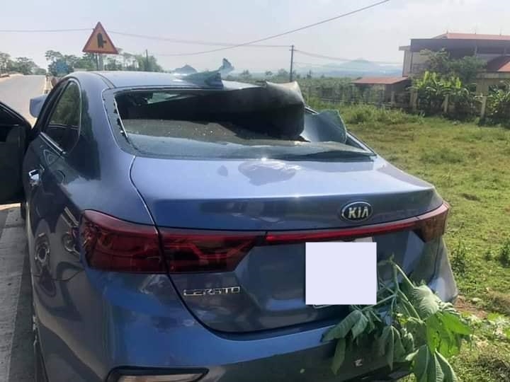 Hính ảnh này cho thấy dải phân cách xuyên ra phía sau chiếc xe Kia Cerato