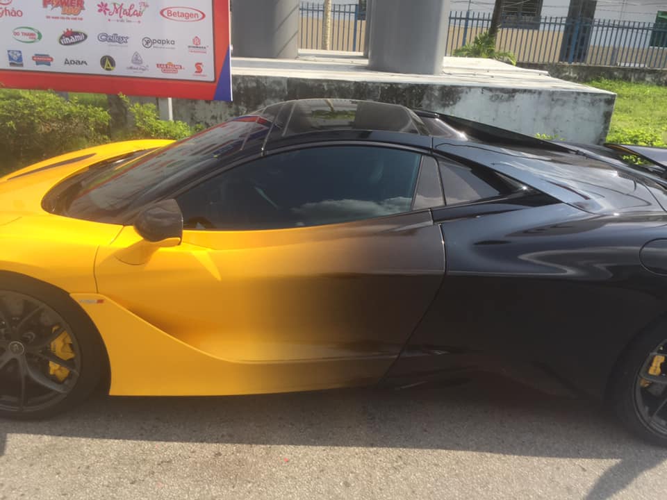 Nửa thân trước vẫn giữ màu vàng Volcano Yellow Elite nguyên bản theo xe, nửa thân sau của chiếc McLaren 720S Spider có màu đen