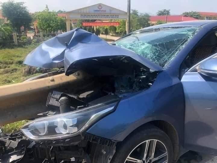 Phần đầu xe Kia Cerato vỡ nát trong vụ tai nạn này