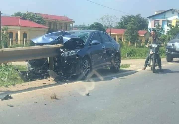 Dải phân cách tôn xuyên thủng xe Kia Cerato