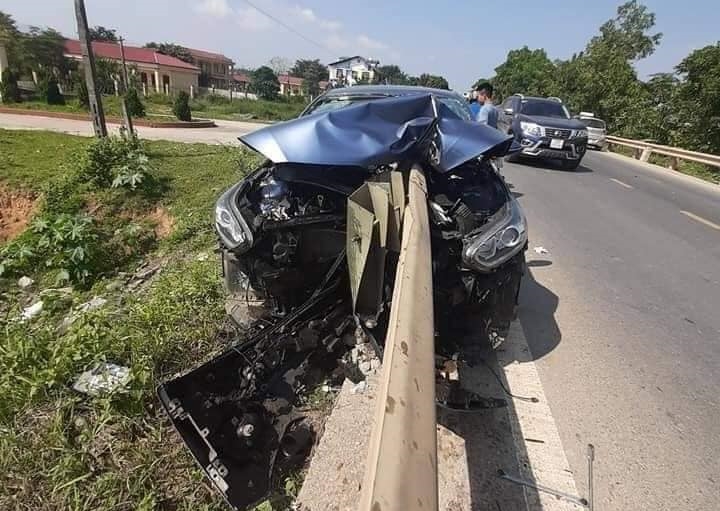 Hiện trường vụ tai nạn xe Kia Cerato ở Phú Thọ vào chiều nay
