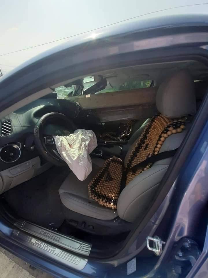 Túi khí vô lăng của chiếc Kia Cerato bung ra