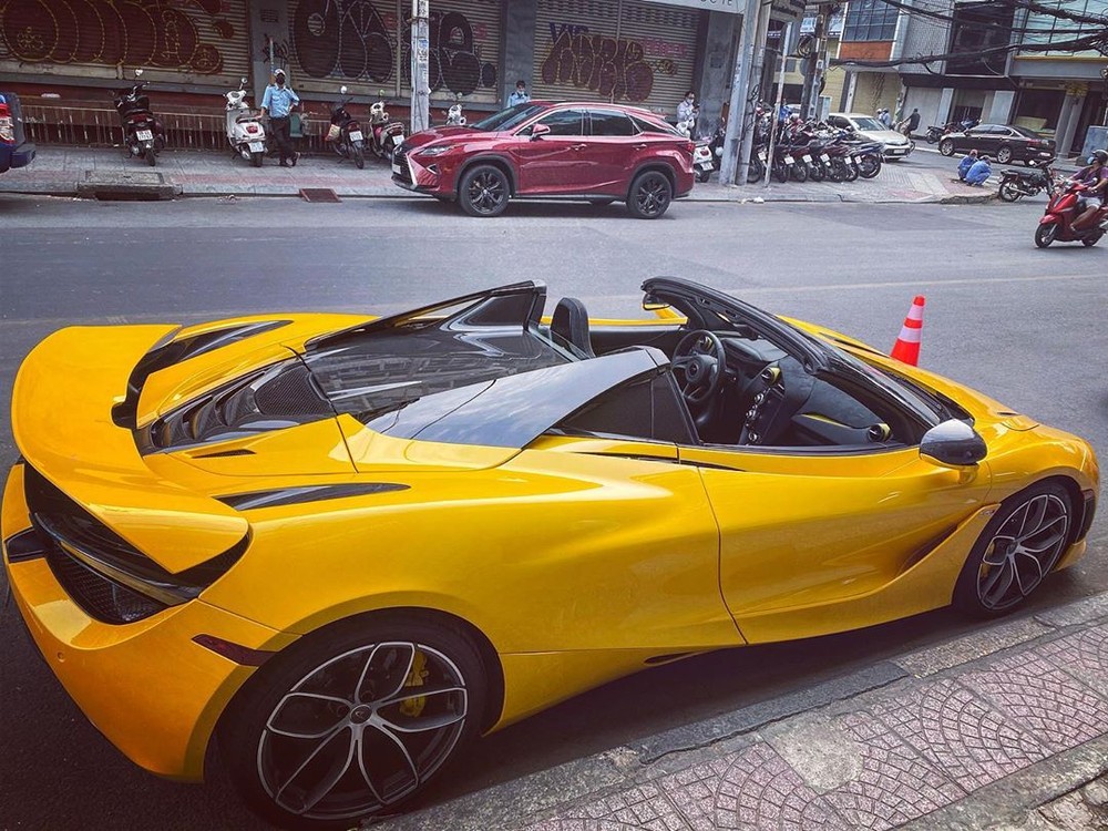 McLaren 720S Spider lúc mang màu sơn vàng nguyên bản
