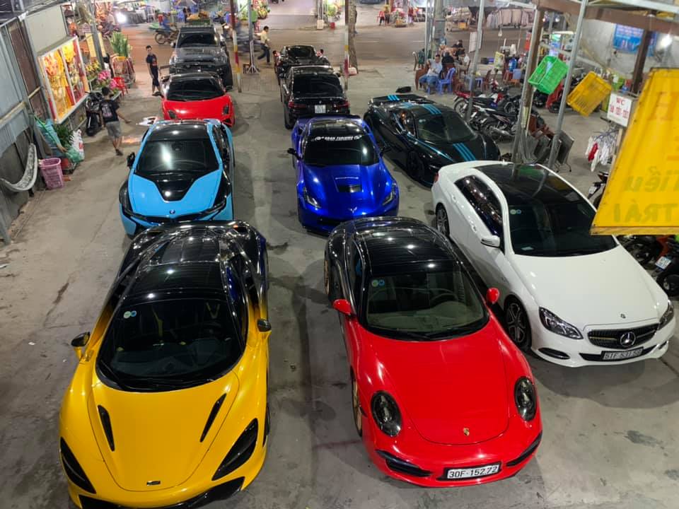 Đoàn xe xếp hàng trong một bãi đỗ xe