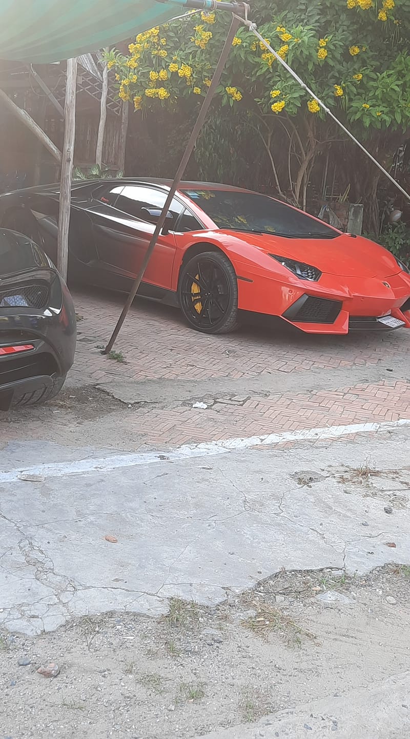 Lamborghini Aventador đỗ cùng McLaren 720S
