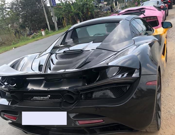 Phần đuôi xe được dán lại hết sang màu đen bóng
