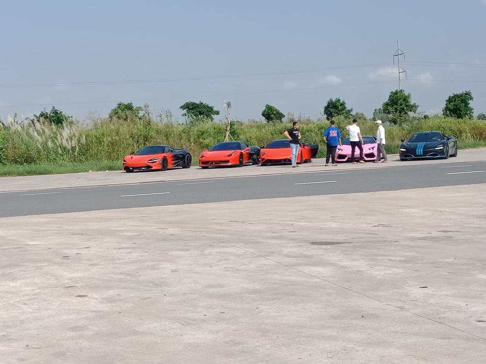 5 chiếc siêu xe dừng trên cao tốc Tp.HCM - Trung Lương để chờ các xe khác nhập đoàn. Từ phải sang là McLaren 720S Spider màu đen, Lamborghini Aventador LP700-4 độ Novitec mới thay áo màu hồng, Lamborghini Gallardo độ body kit bản giới hạn, Ferrari 458 Italia và cuối cùng là McLaren 720S