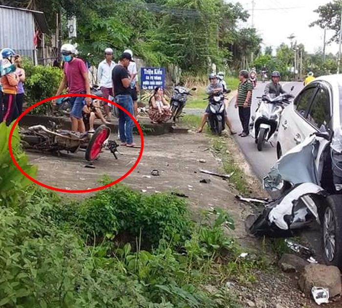 Chiếc xe Honda Sonic 150R hư hỏng nặng, người điều khiển nguy kịch