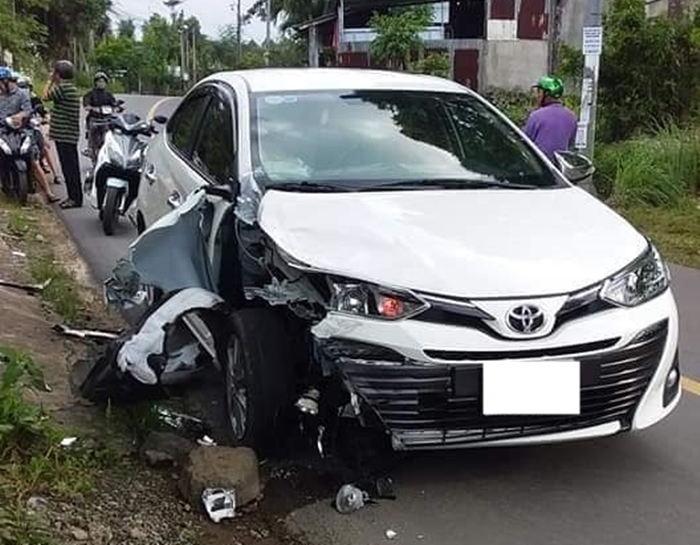 Thiệt hại của chiếc xe Toyota Vios sau khi bị xe máy ôm cua lấn làn, tông trực diện vào