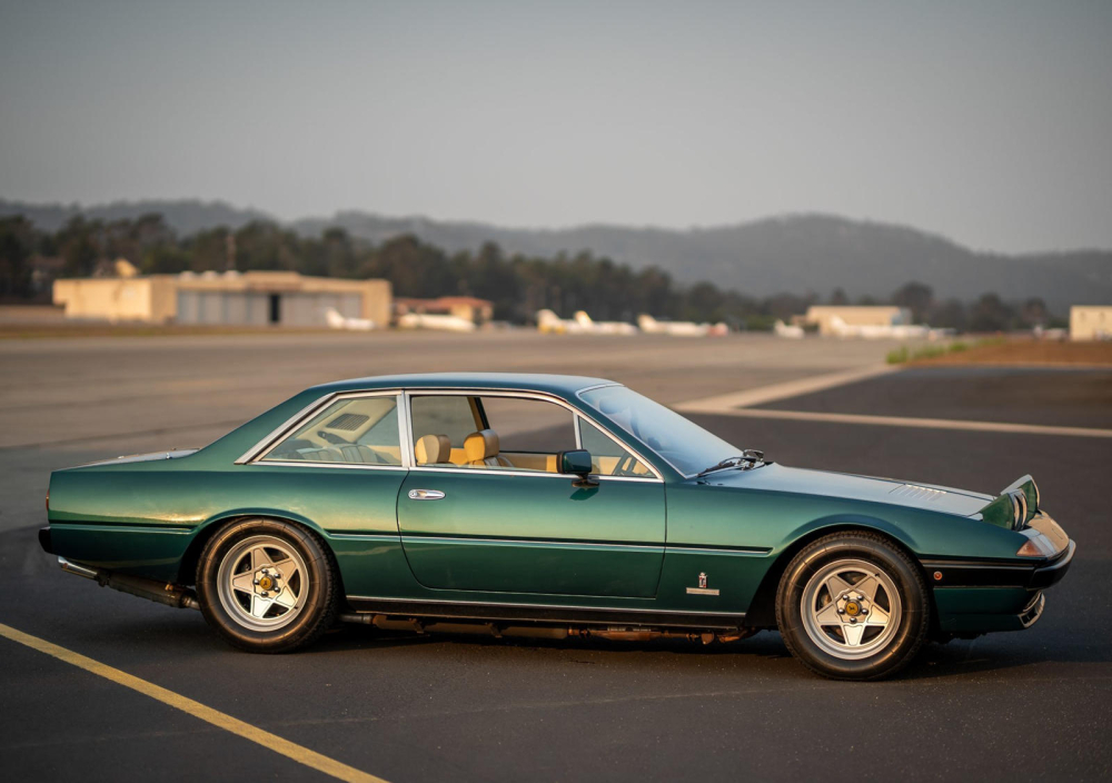 Phía bên sườn của chiếc Ferrari 400i 1978