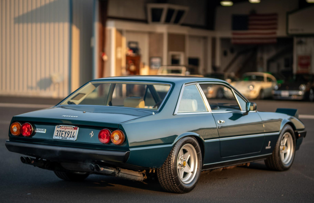 Phía sau của chiếc Ferrari 400i 1978