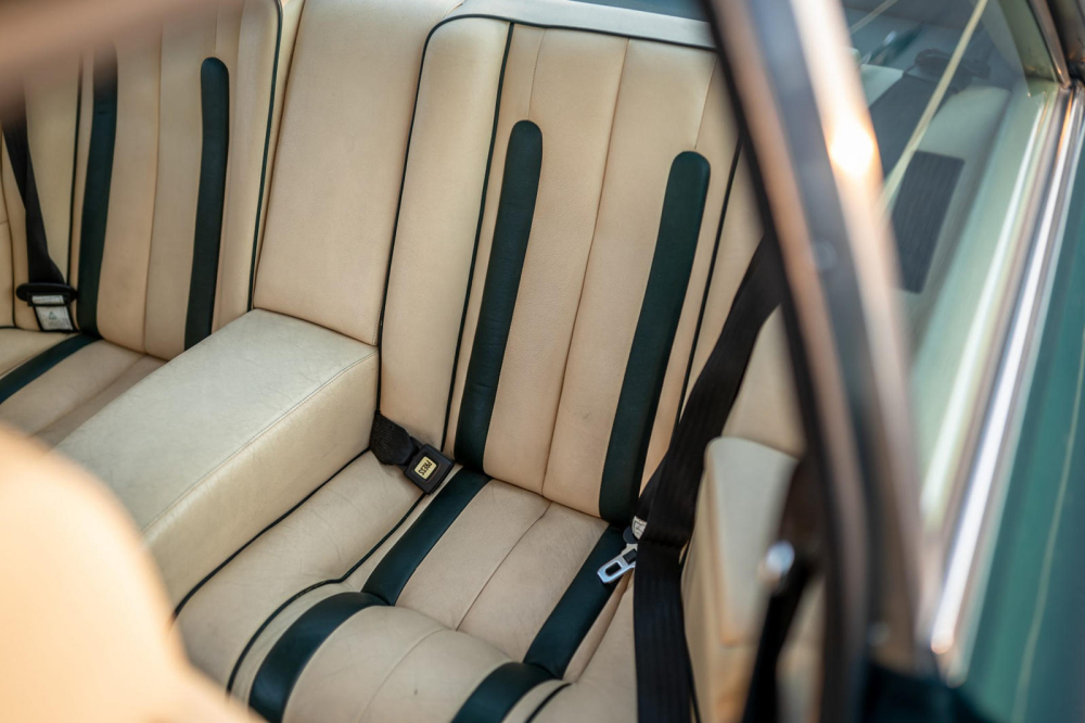 Ghế ngồi phía sau của chiếc Ferrari 400i 1978