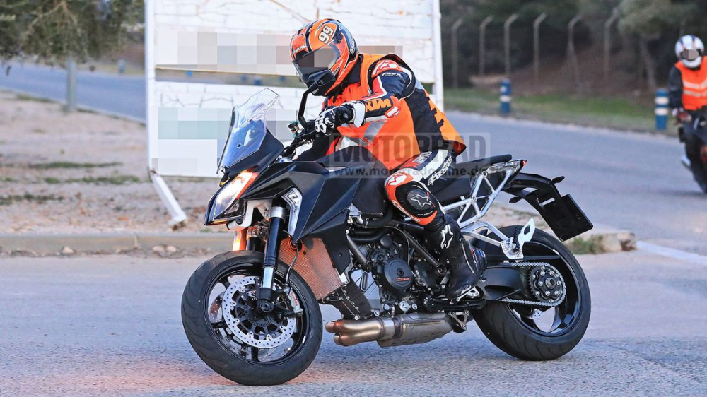 Loạt hình ảnh rõ nét về KTM 1290 Super Duke GT 2021 trên đường thử Loạt hình ảnh rõ nét về KTM 1290 Super Duke GT 2021 trên đường thử