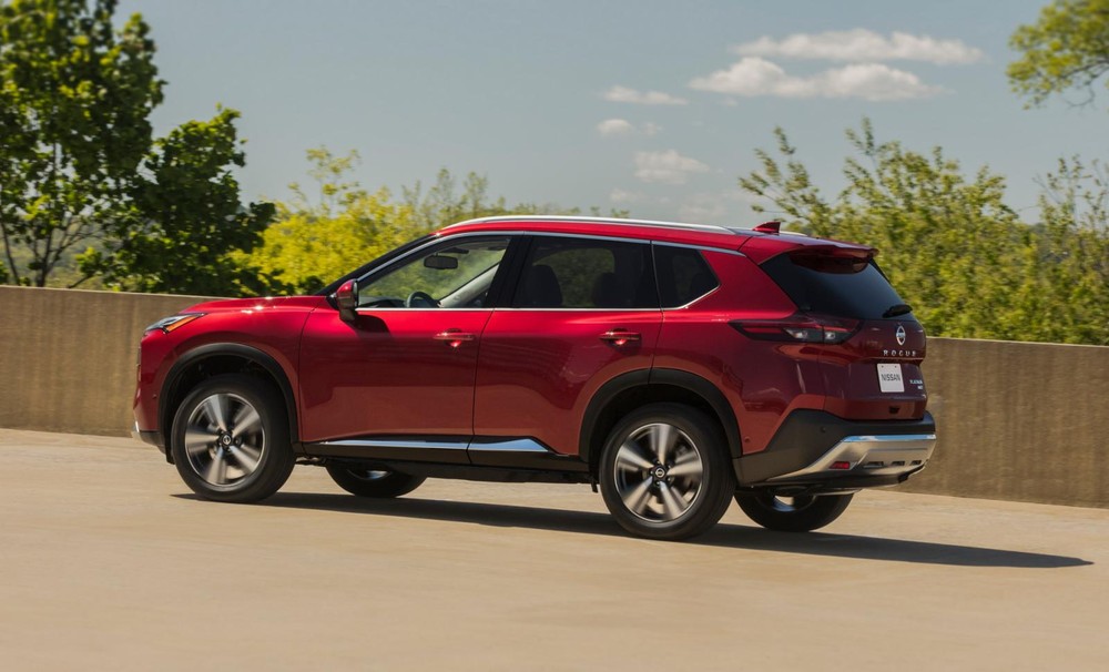 Nissan X-Trail 2021 c&oacute; gi&aacute; rẻ hơn Toyota RAV4 ở Mỹ