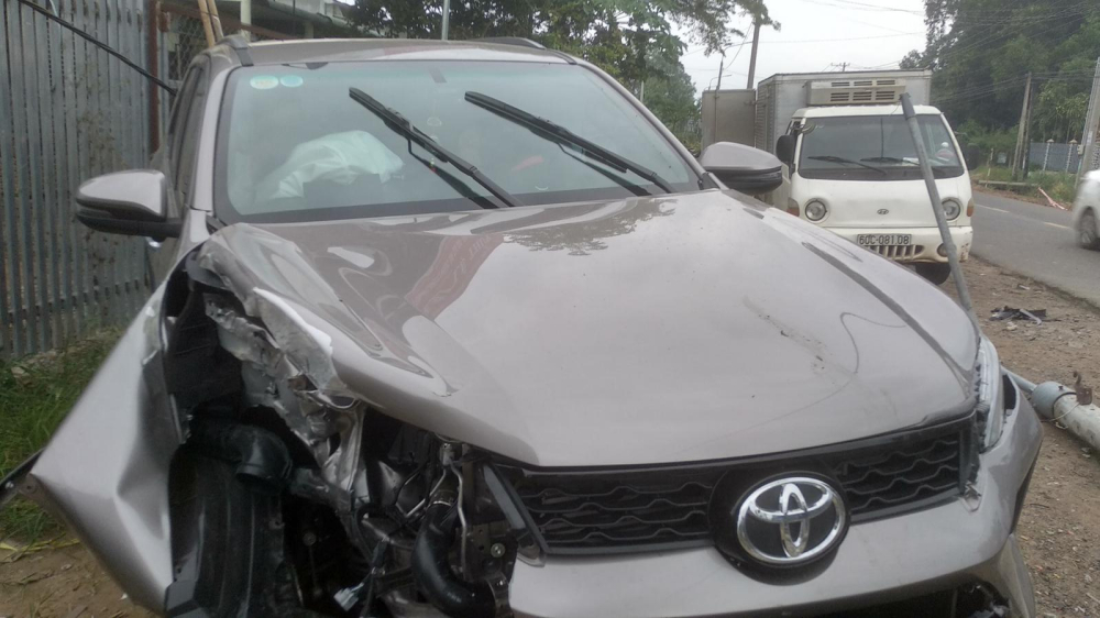 Chiếc Toyota Fortuner Legender bị hỏng kh&aacute; nặng sau vụ tai nạn