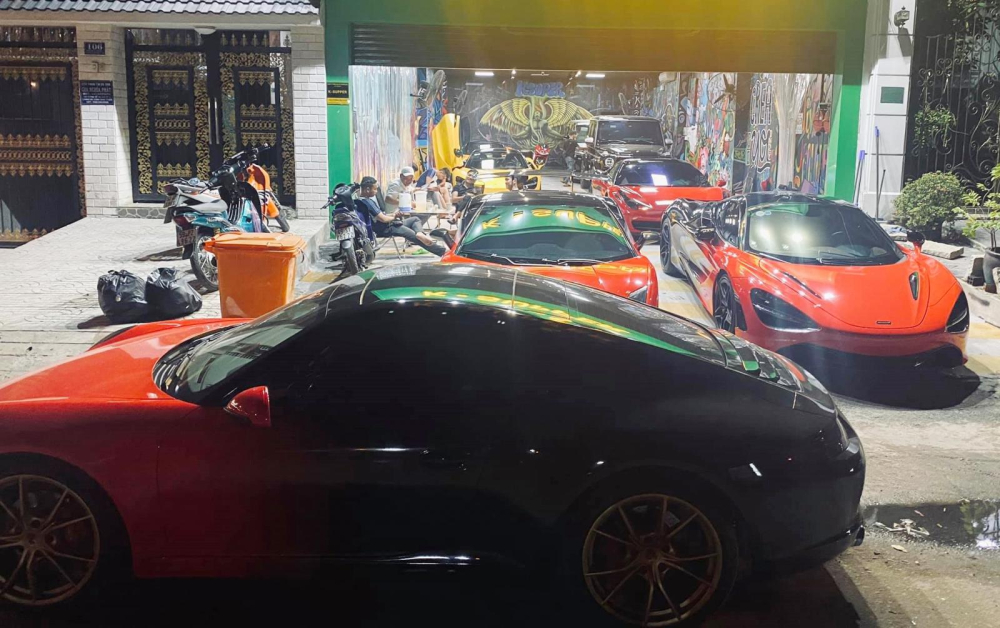 McLaren 720S cùng các đồng đội với bộ áo 2 tông màu đỏ-đen rất đẹp mắt