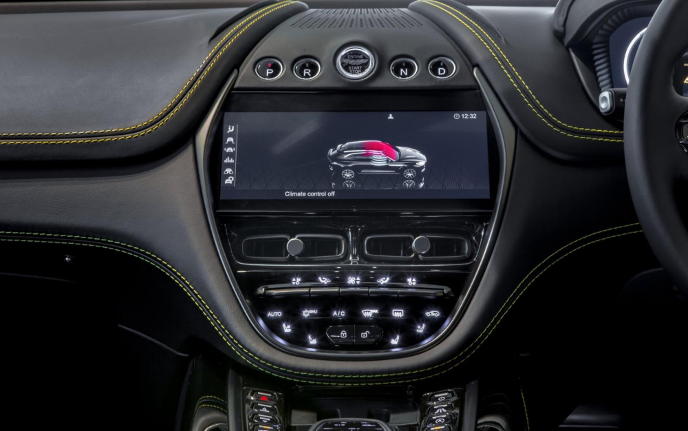 Về c&ocirc;ng nghệ, d&ograve;ng xe SUV hạng sang cỡ lớn Aston Martin DBX 2020 c&oacute; m&agrave;n h&igrave;nh m&agrave;u LCD 10,25 inch với hệ thống th&ocirc;ng tin giải tr&iacute; nằm trong cụm điều khiển trung t&acirc;m v&agrave; ngay tr&ecirc;n cửa gi&oacute; điều h&ograve;a. B&ecirc;n dưới m&agrave;n h&igrave;nh n&agrave;y l&agrave; n&uacute;t bấm chỉnh hộp số.