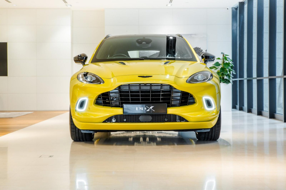 D&ograve;ng xe SUV hạng sang cỡ lớn đầu ti&ecirc;n của h&atilde;ng Aston Martin l&agrave; DBX đ&atilde; c&oacute; m&agrave;n ra mắt rất ho&agrave;nh tr&aacute;ng với giới nh&agrave; gi&agrave;u tại Malaysia v&agrave;o th&aacute;ng 10 vừa qua, đến nay, đại l&yacute; Aston Martin Kuala Lumpur mới đem về nước chiếc xe Aston Martin DBX rất đặc biệt.